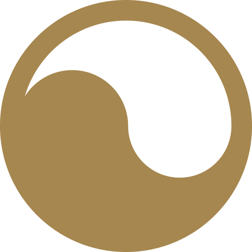 Złoty okrągły symbol z białym zakrzywionym kształtem wewnątrz, przypominający yin-yang lub abstrakcyjny wzór fali, na jasnoszarym tle.