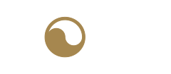 Logo ze słowem voilà zapisanym dużymi białymi literami, ze złotym okrągłym wzorem w o przypominającym symbol yin-yang oraz napisem KRAKOWSKIE OLEJE poniżej w mniejszym białym tekście.